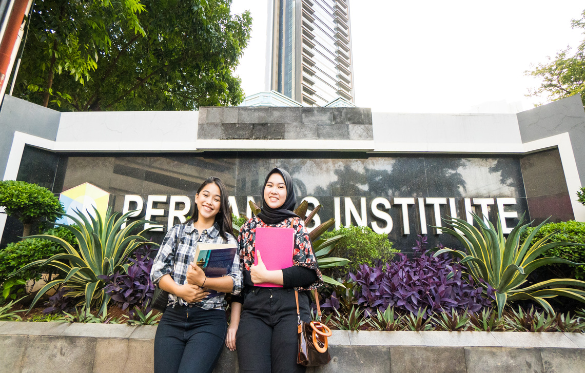 HALO!!👩🏻\u200d🎓🧑🏼\u200d🎓 gimanaa nih wisudanya? seruu bgt kan??? mimin mau  ucapiin congratulation yaa bagi para wisudawan perbanas👍🏻😍 u did well  guys🤩🤩 #fyp #PerbanasInstitute #wisuda2022, image size:1140x727